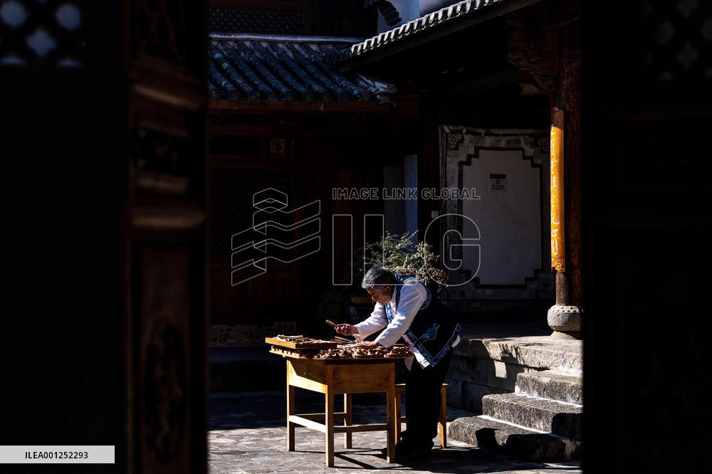 (MASTER OF CRAFTS)CHINA-YUNNAN-JIANCHUAN-WOODCARVING-INHERITOR (CN)