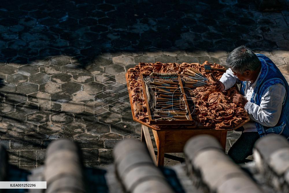 (MASTER OF CRAFTS)CHINA-YUNNAN-JIANCHUAN-WOODCARVING-INHERITOR (CN)