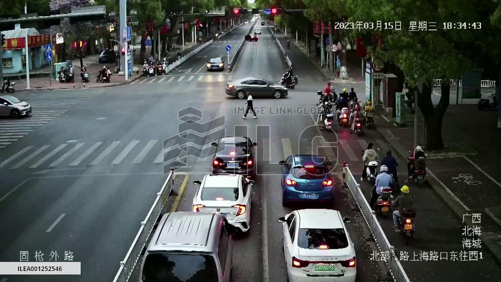 Passers-by lift car to save injured motorcyclist in China's Guangxi