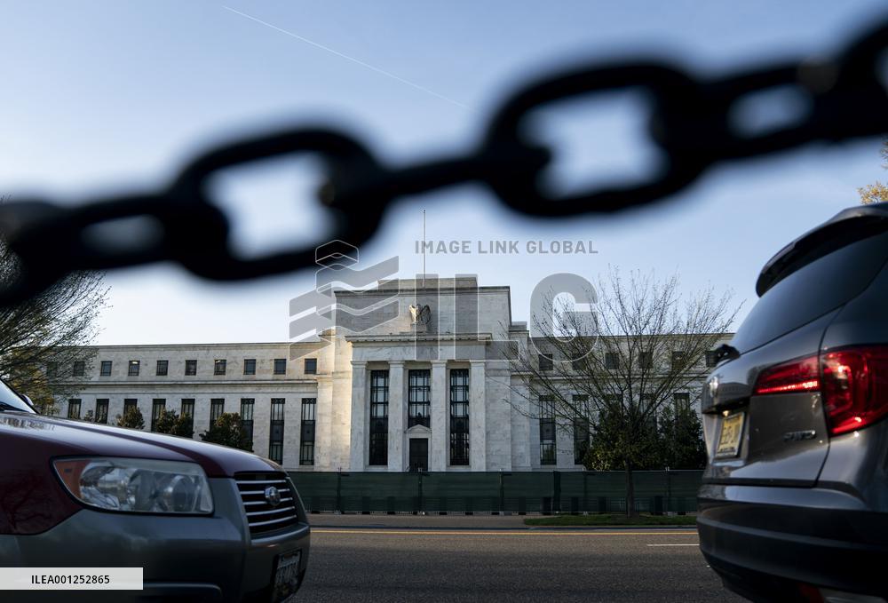 Xinhua Headlines: U.S., Europe in bank turbulence, triggering fears globally