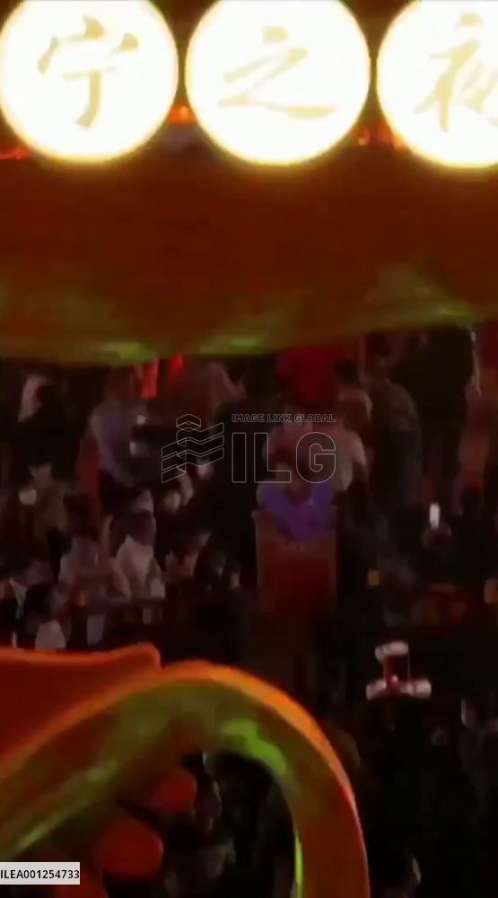 Enjoy tasty foods at night market in S China