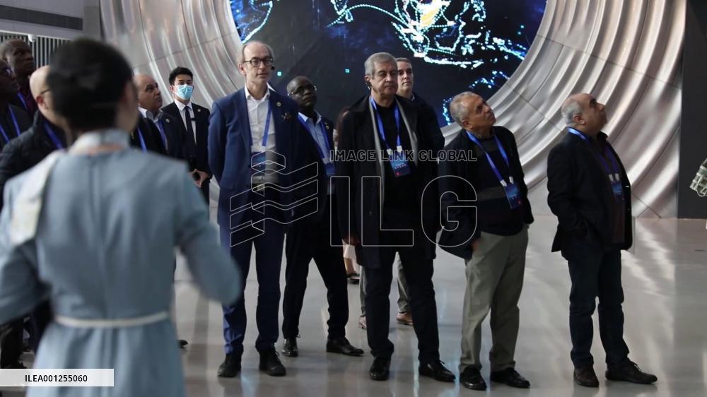 China's "mountain city" impresses diplomats with overseas transportation network