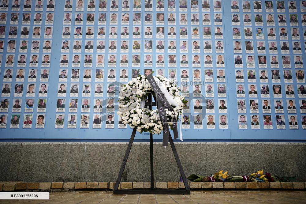 Flower wreath for fallen Ukrainian soldiers offered by Japan PM