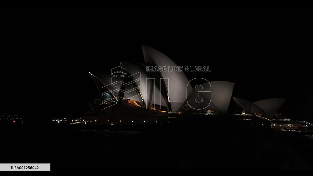 Australia dims lights for Earth Hour to raise awareness of environment protection