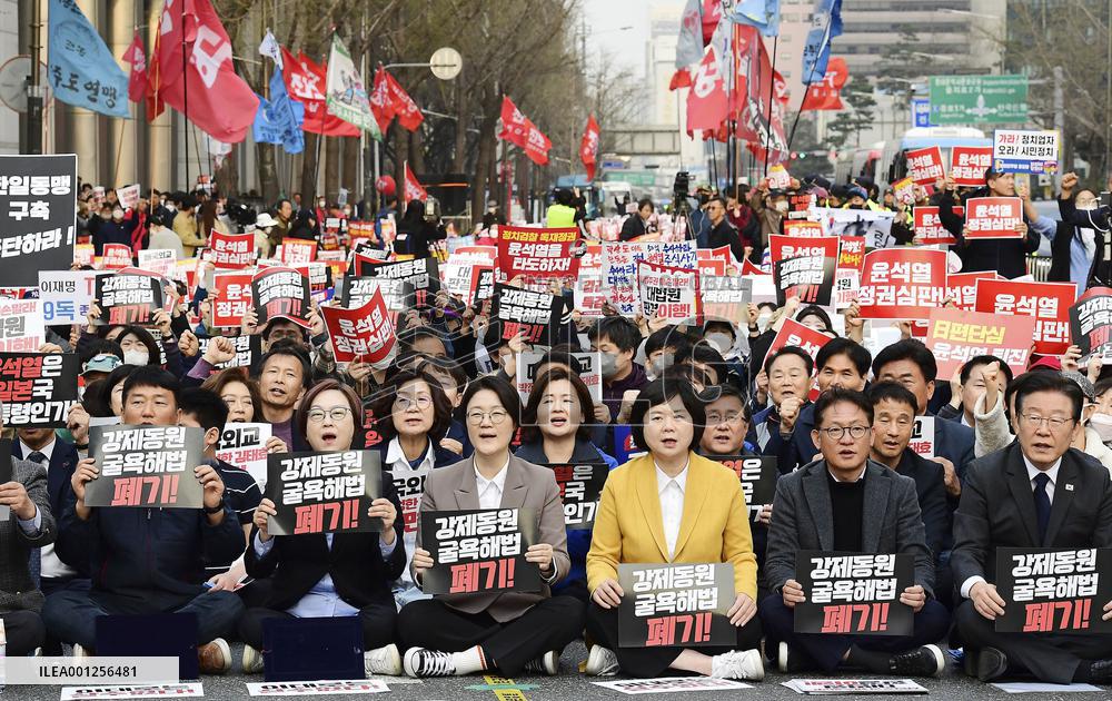 S. Koreans protest gov't diplomacy with Japan