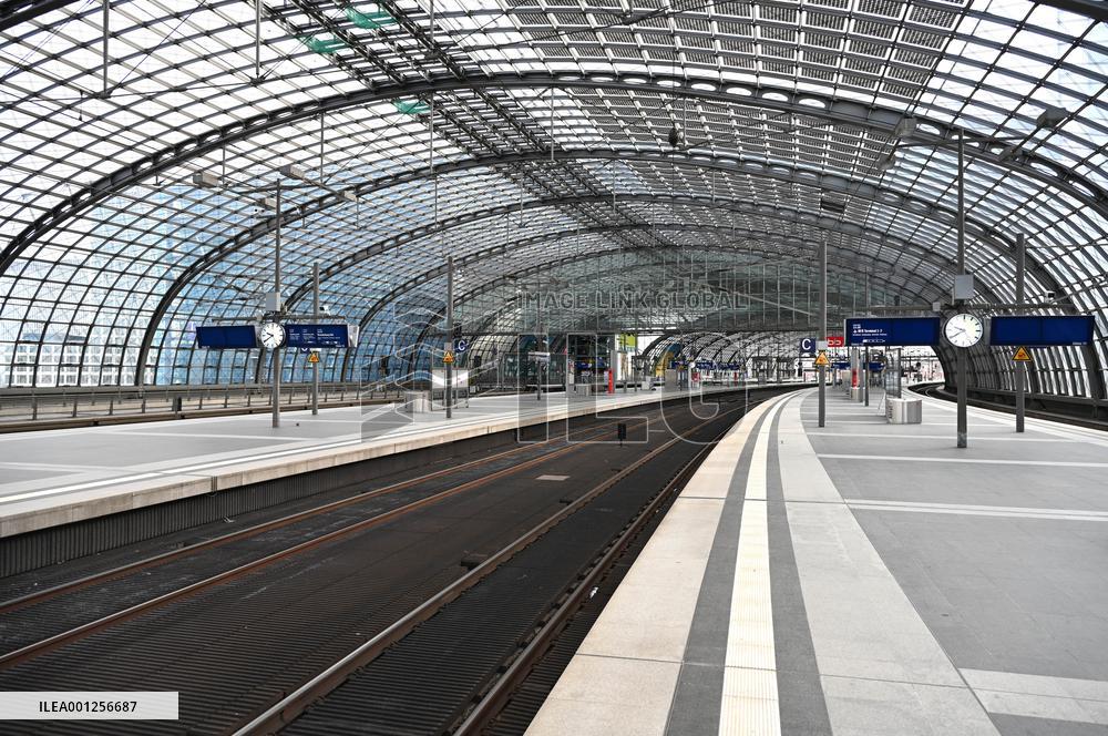GERMANY-BERLIN-BERLIN CENTRAL TRAIN STATION-STRIKE
