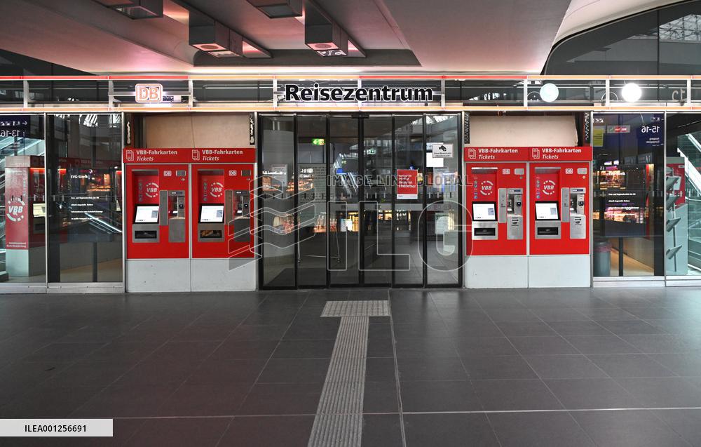 GERMANY-BERLIN-BERLIN CENTRAL TRAIN STATION-STRIKE