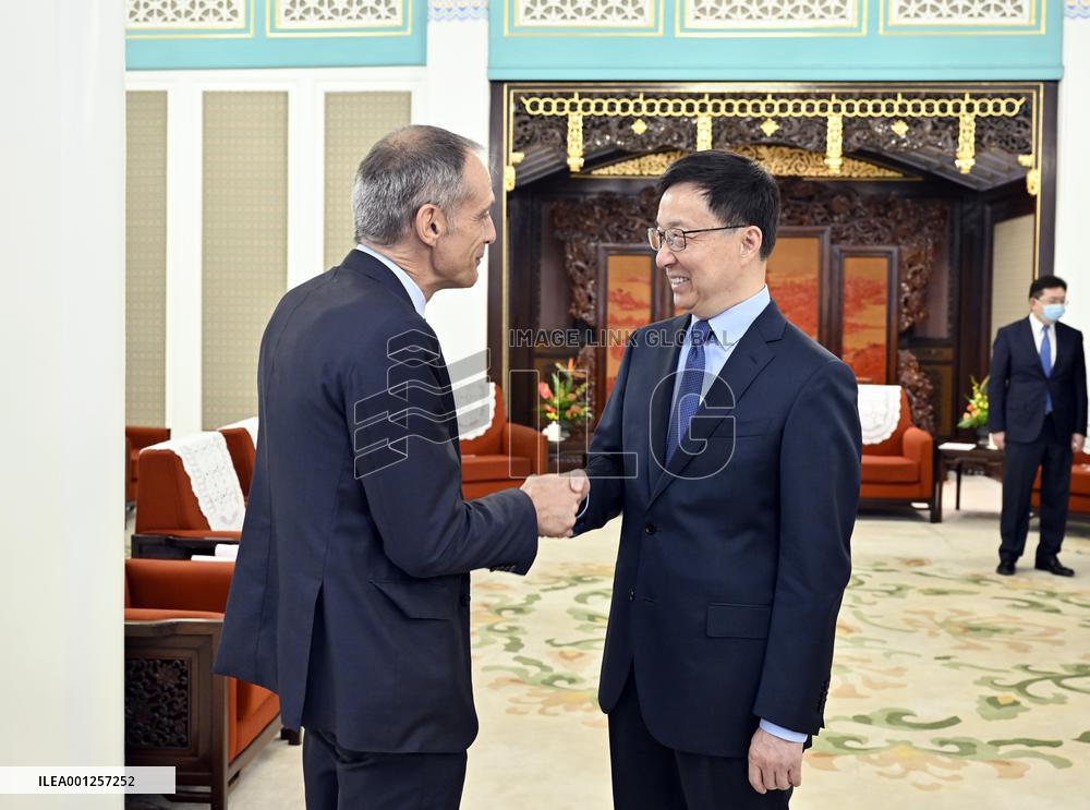 CHINA-BEIJING-HAN ZHENG-SCHNEIDER ELECTRIC-MEETING (CN)