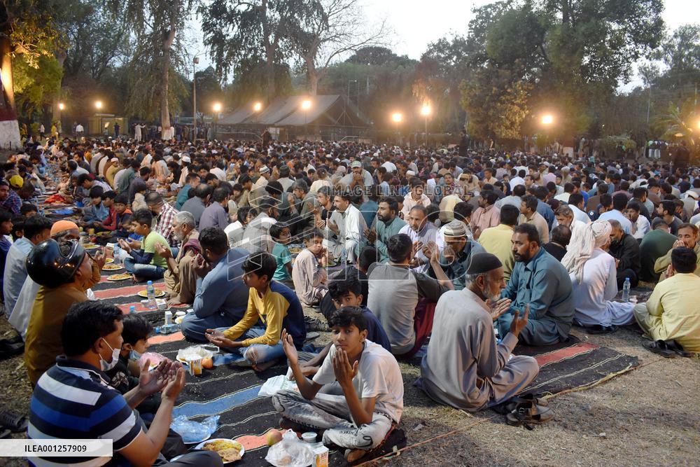 PAKISTAN-LAHORE-RAMADAN-SHARING