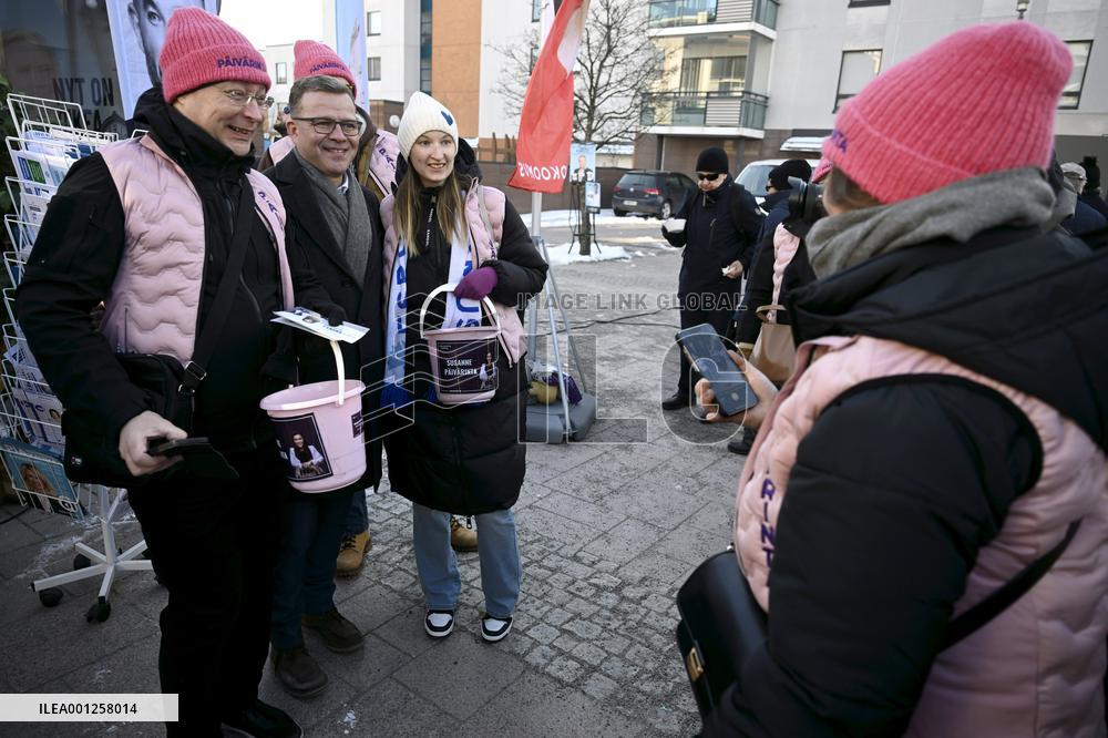 Chairperson of the National Coalition Party Petteri Orpo campaigns