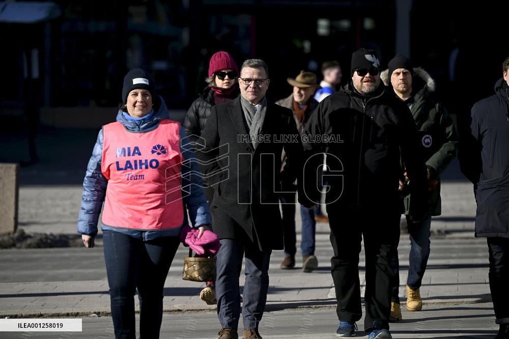 Chairperson of the National Coalition Party Petteri Orpo campaigns