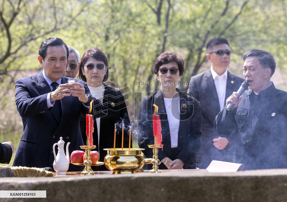 CHINA-HUNAN-XIANGTAN-MA YING-JEOU-ANCESTORS (CN)