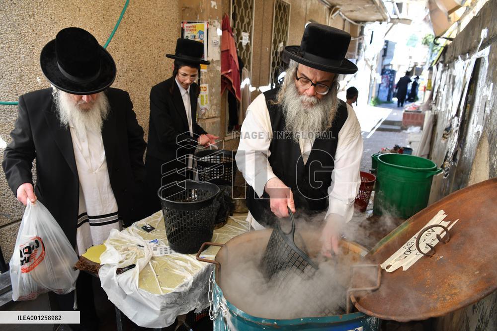 ISRAEL-BNEI BRAK-PASSOVER-LEAVEN-REMOVAL