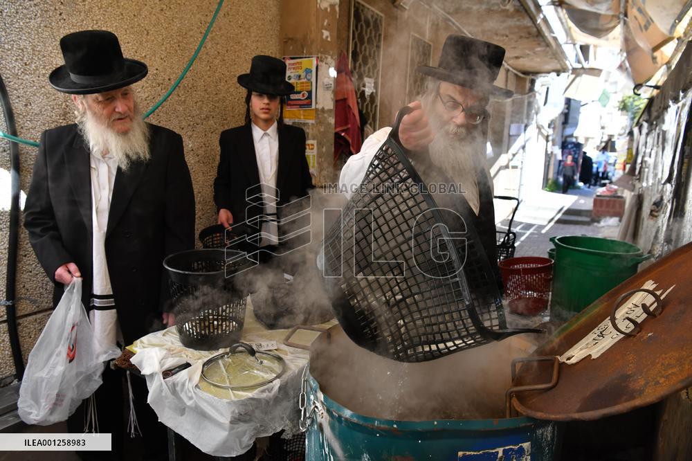 ISRAEL-BNEI BRAK-PASSOVER-LEAVEN-REMOVAL