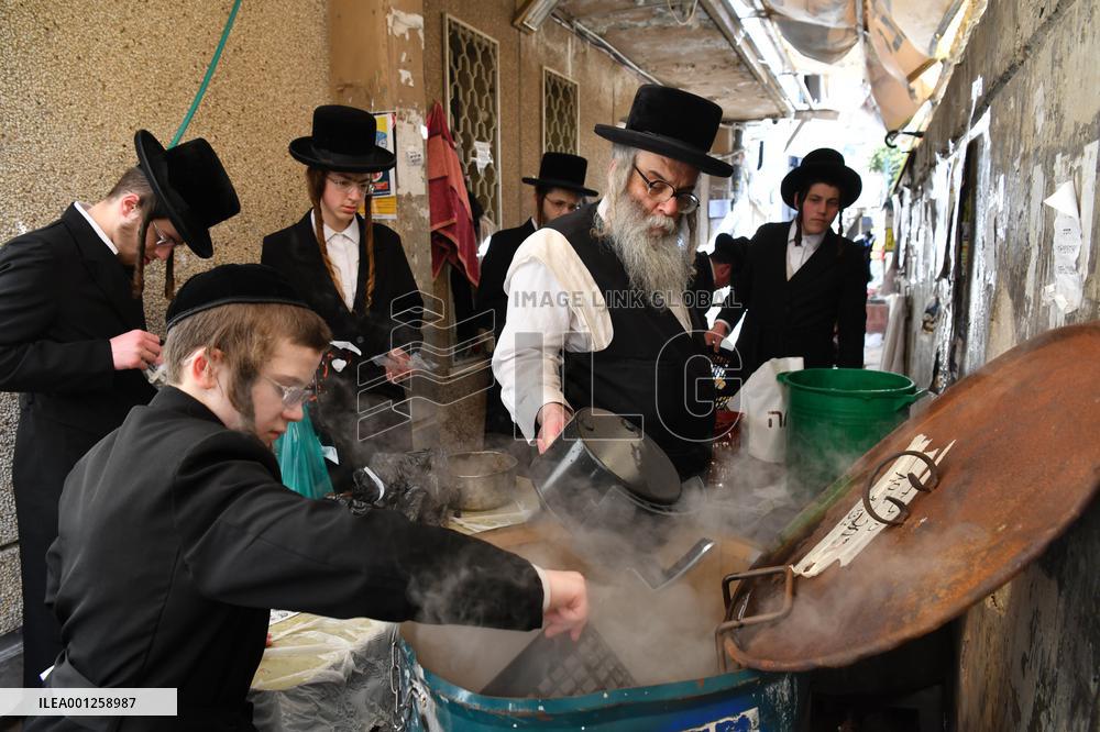 ISRAEL-BNEI BRAK-PASSOVER-LEAVEN-REMOVAL