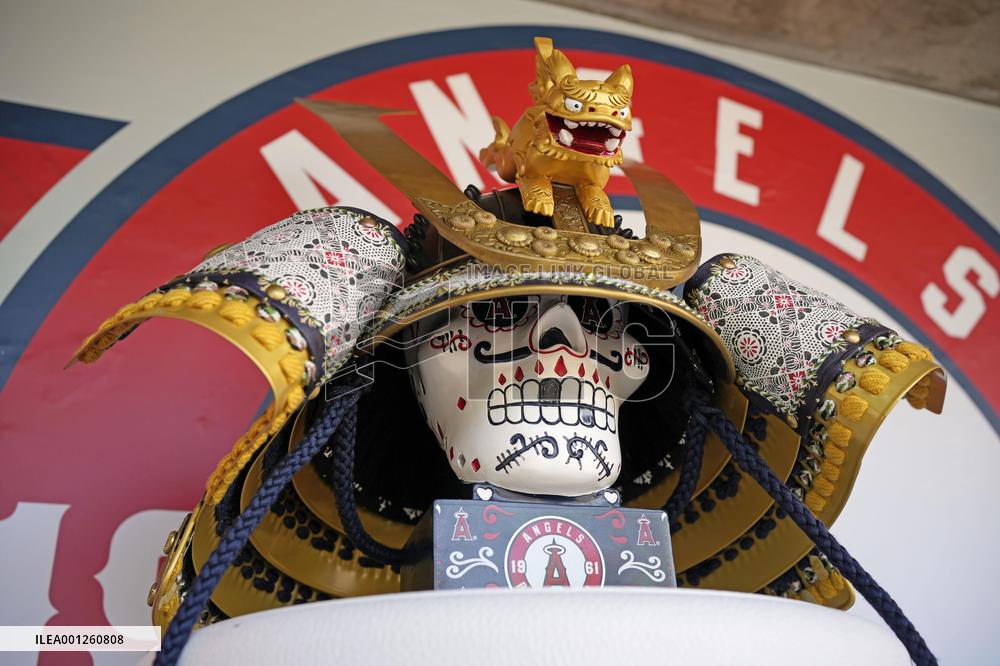 Baseball: "Kabuto" warrior helmet for Angels home run celebrations