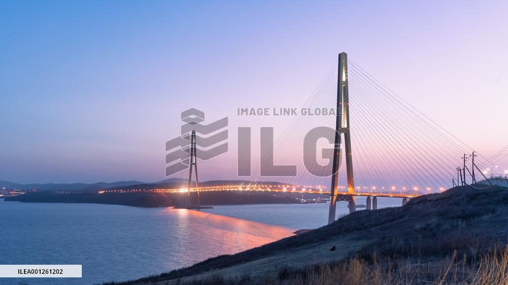 RUSSIA-VLADIVOSTOK-BRIDGE-SUNSET