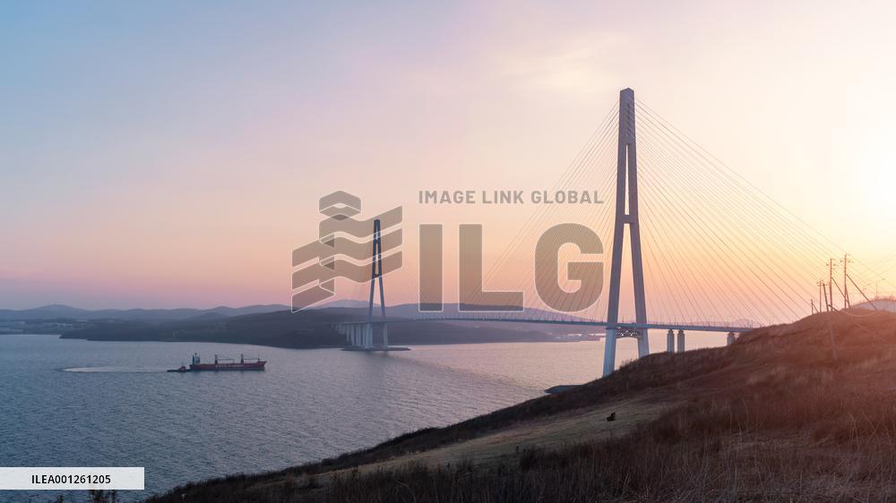 RUSSIA-VLADIVOSTOK-BRIDGE-SUNSET