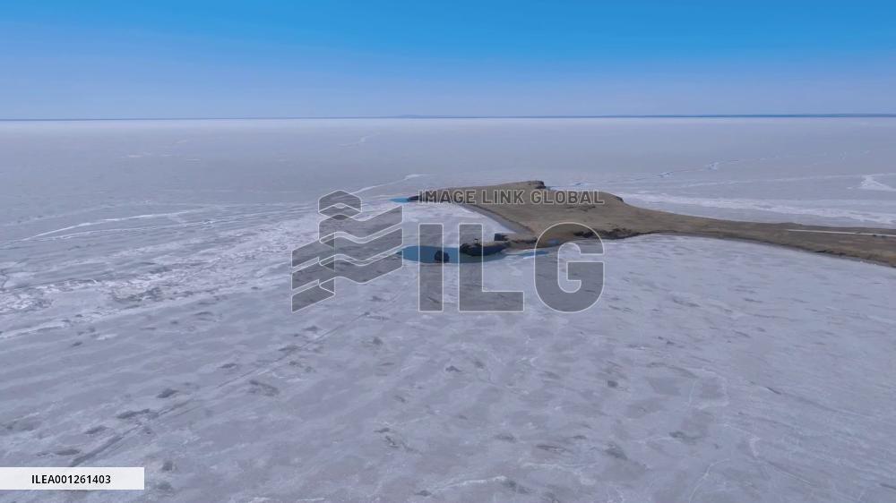 China's fourth-largest freshwater lake starts to thaw as spring comes
