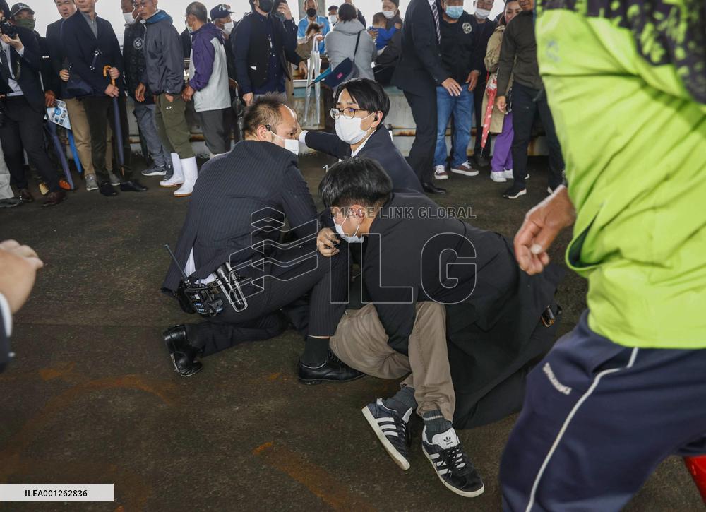 Japan PM Kishida unhurt after smoke bomb thrown during campaigning