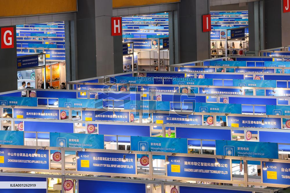 Xinhua Headlines: Full resumption of offline exhibitions signals resilient economic momentum