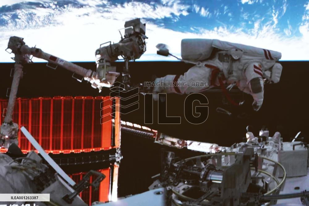 (EyesonSci)CHINA-SHENZHOU-15-TAIKONAUTS-FOURTH SPACEWALK-COMPLETION (CN)