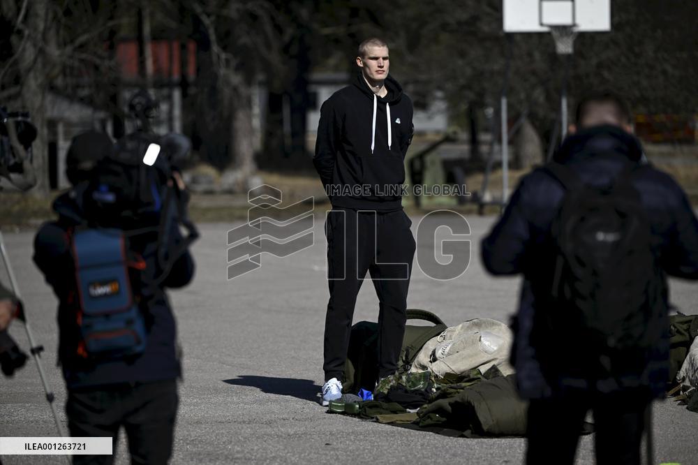 Koripalloilija Lauri Markkasen määrä aloittaa varusmiespalvelus Urheilukoulussa Helsingin Santahaminassa