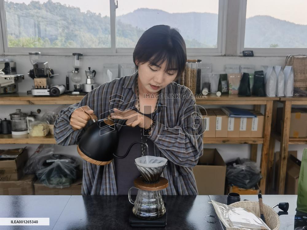 CHINA-YUNNAN-KUNMING-COFFEE FARM VOLUNTEERS (CN)