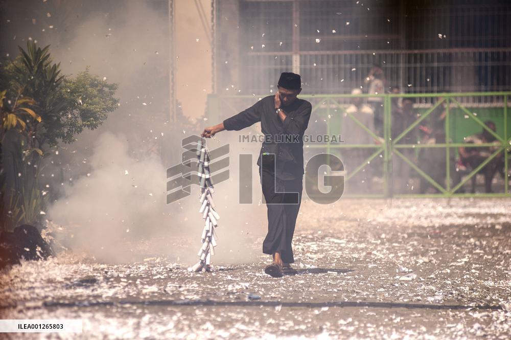 INDONESIA-YOGYAKARTA-EID AL-FITR-CELEBRATION-FIRECRACKERS