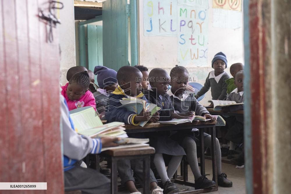 KENYA-NAIROBI-MATHARE SLUM-SCHOOL-BOOK READING