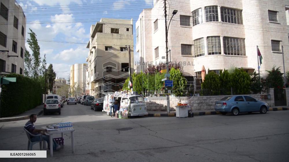 Mobile bookstore in Jordan provides readers with new experience