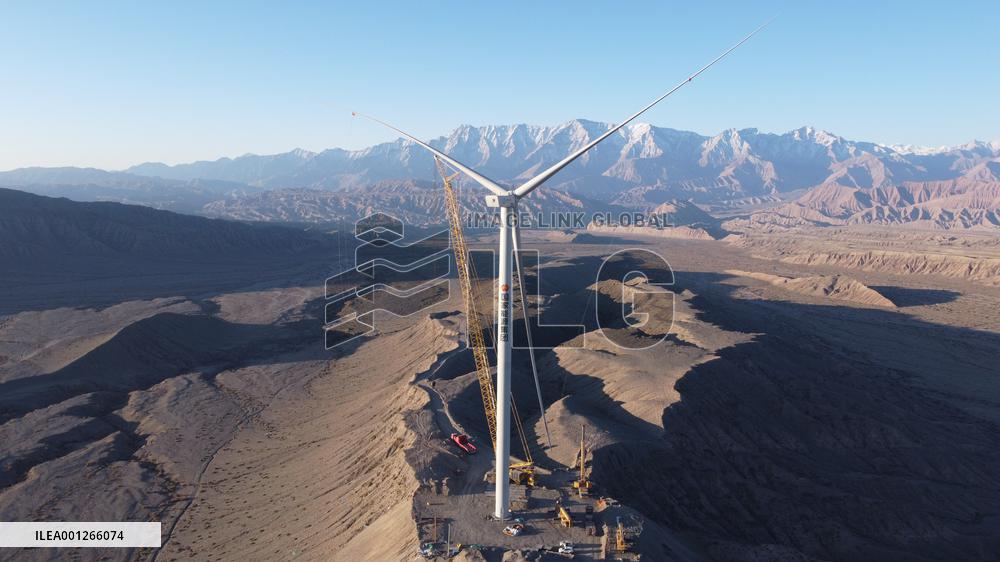 CHINA-XINJIANG-WIND TURBINE-INSTALLATION (CN)