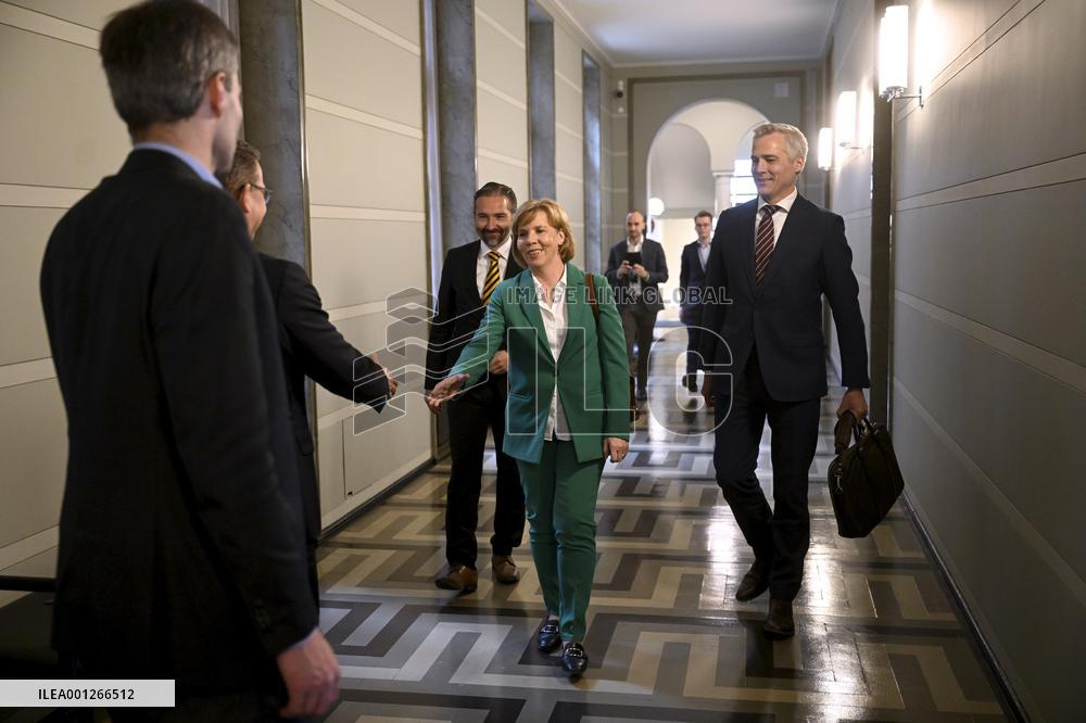 Preliminary meetings to form a new government