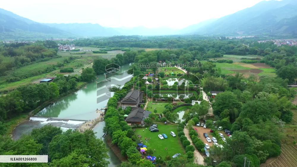 Single bamboo drifting attracts tourists in China's Guangxi