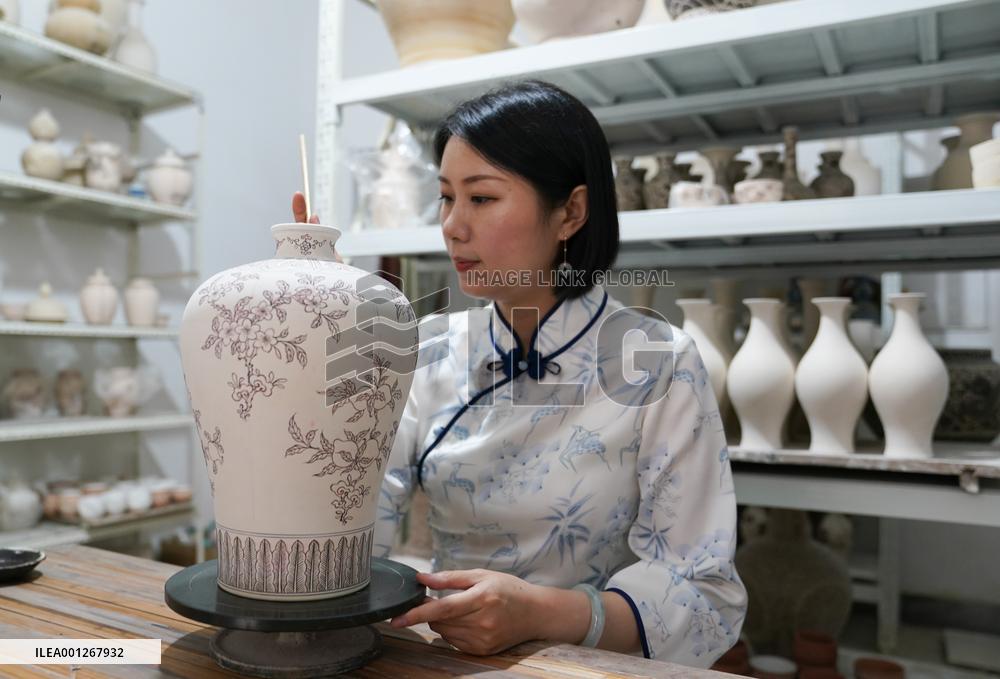 CHINA-JIANGXI-JINGDEZHEN-PORCELAIN MAKING-INHERITOR (CN)