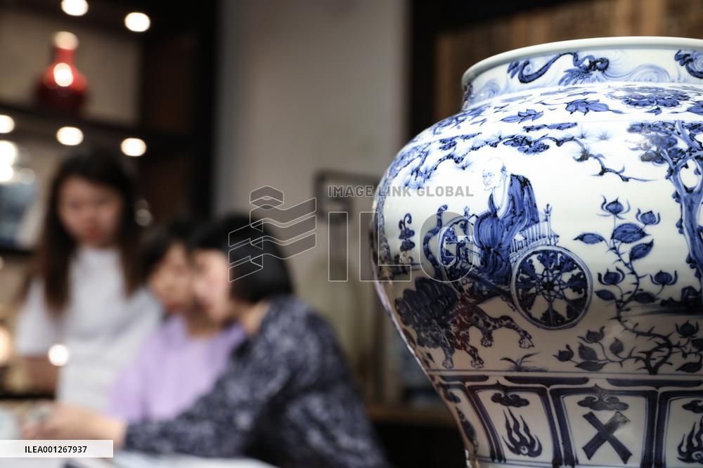 CHINA-JIANGXI-JINGDEZHEN-PORCELAIN MAKING-INHERITOR (CN)