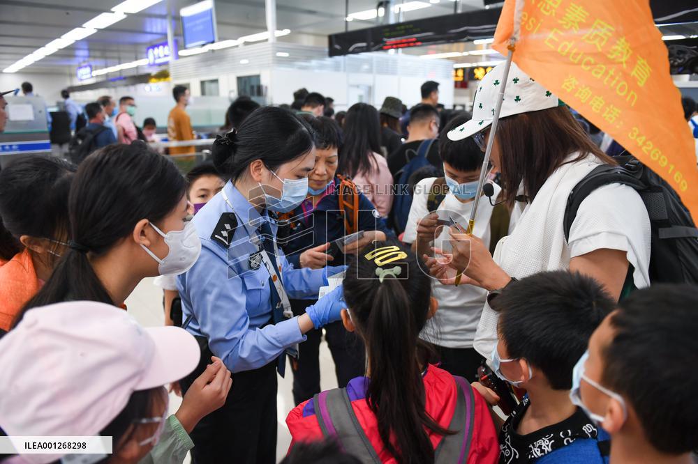 CHINA-GUANGDONG-SHENZHEN-LABOR DAY-TRAVEL RUSH (CN)