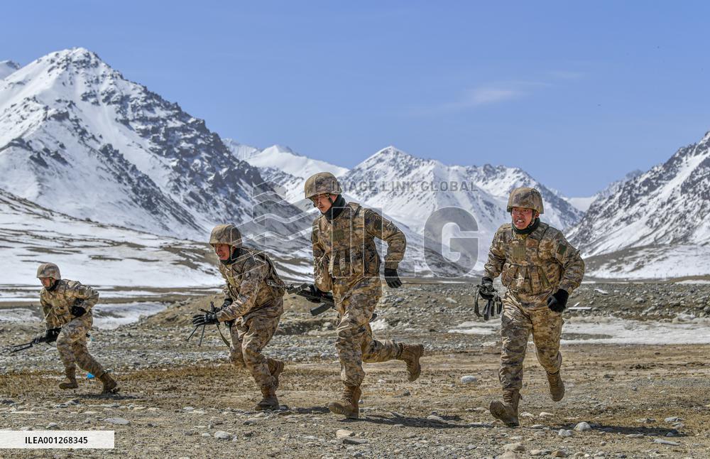 CHINA-XINJIANG-KHUNJERAB-SOLDIERS (CN)