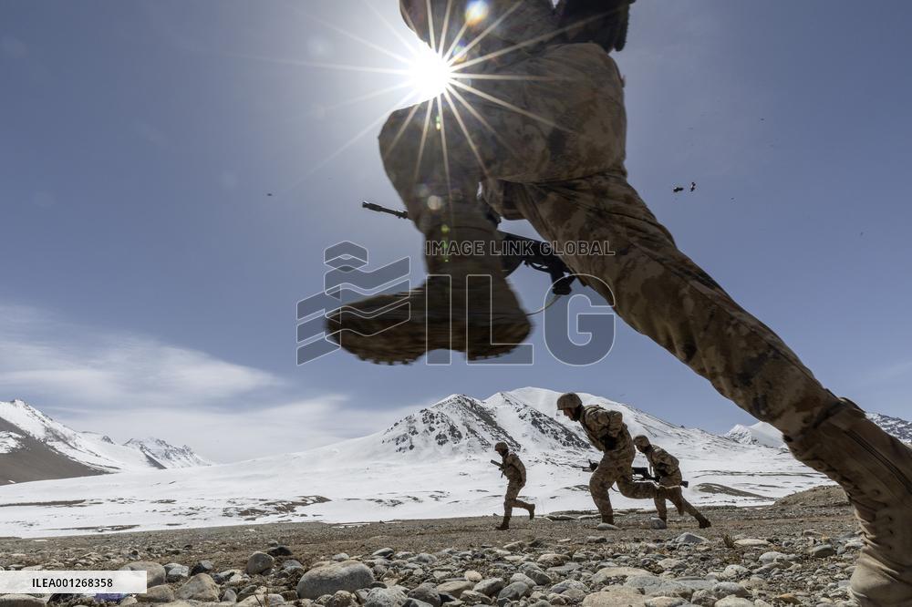 CHINA-XINJIANG-KHUNJERAB-SOLDIERS (CN)