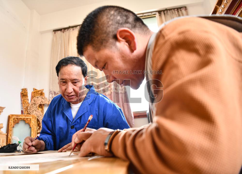 (InTibet)CHINA-TIBET-LHASA-WOODCARVING-CRAFTSMAN (CN)