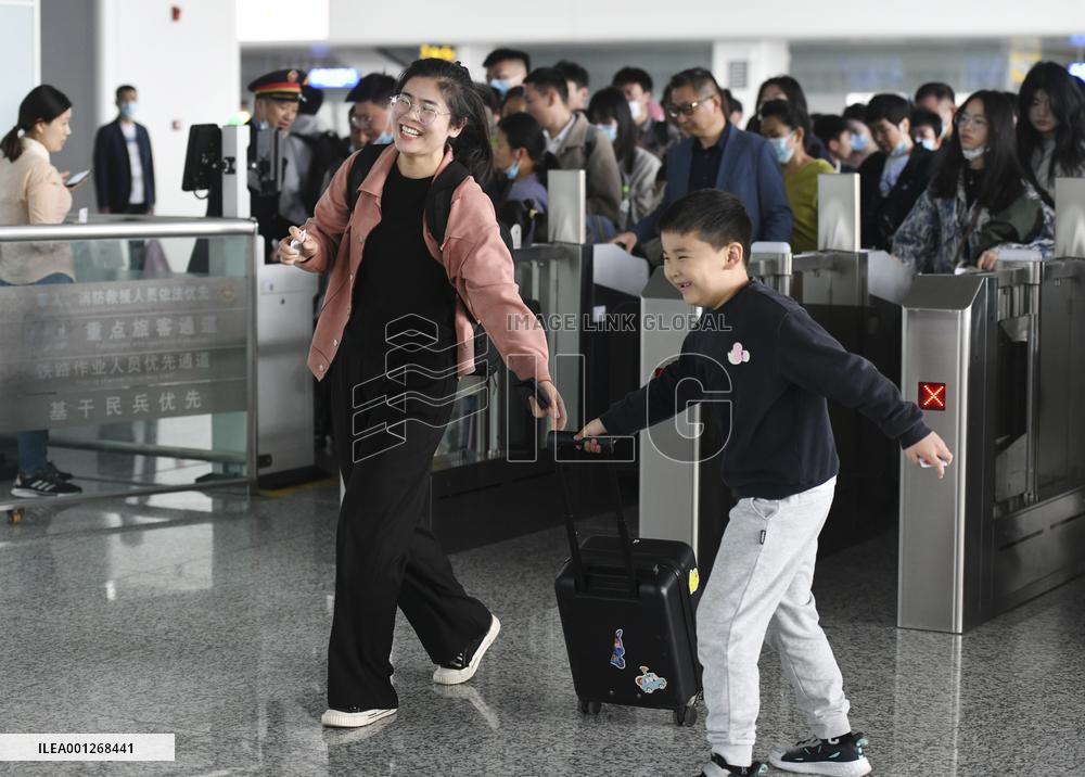 #CHINA-LABOR DAY-HOLIDAY-TRAVEL RUSH (CN)
