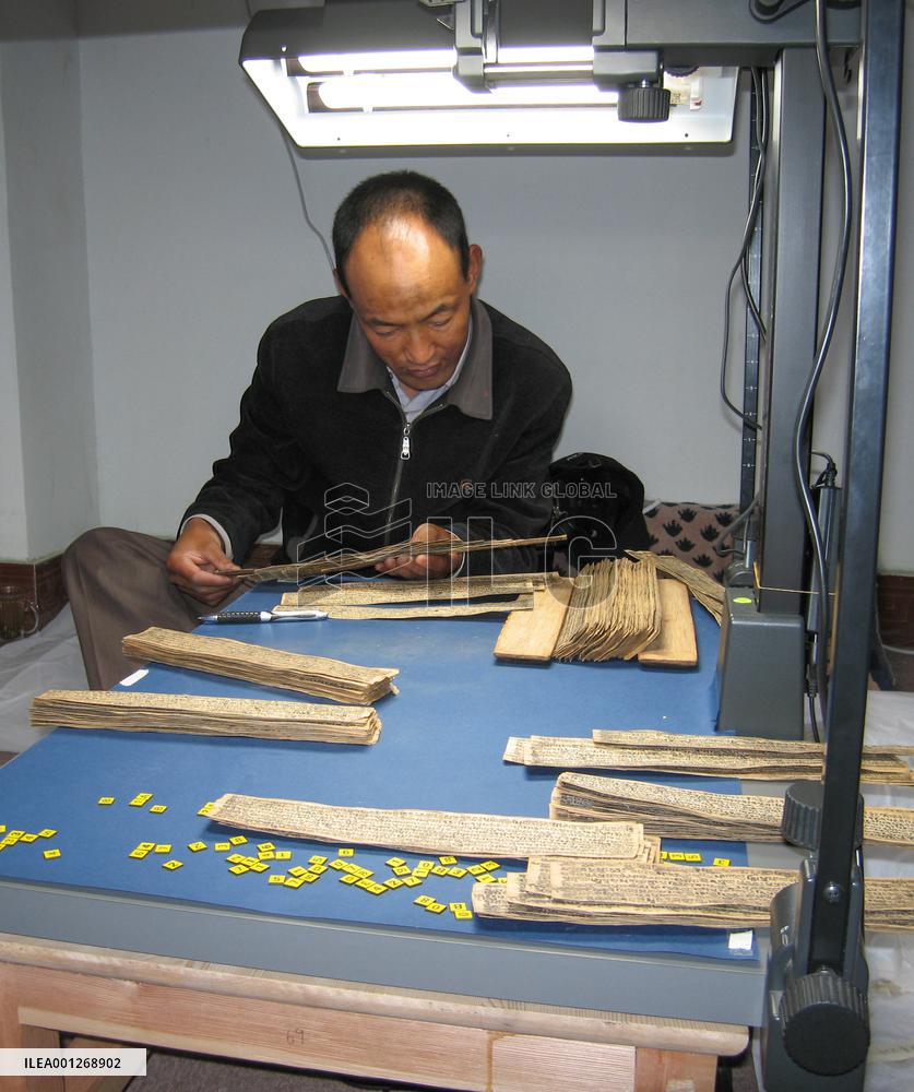 (InTibet) CHINA-TIBET-PALM-LEAF MANUSCRIPT-CONSERVATION (CN)