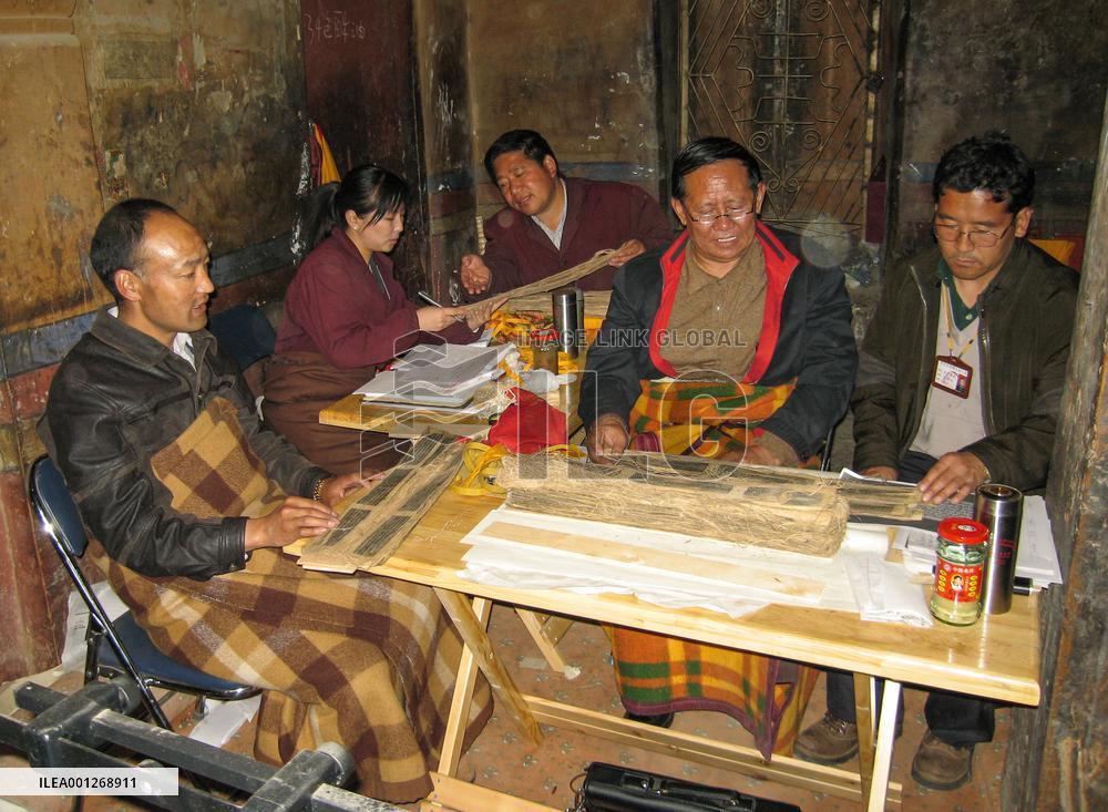 (InTibet) CHINA-TIBET-PALM-LEAF MANUSCRIPT-CONSERVATION (CN)