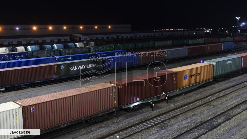 CHINA-XINJIANG-ALATAW PASS-BORDER INSPECTION OFFICIALS (CN)