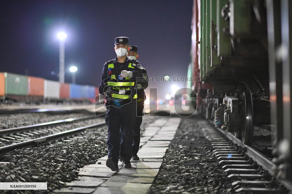 CHINA-XINJIANG-ALATAW PASS-BORDER INSPECTION OFFICIALS (CN)