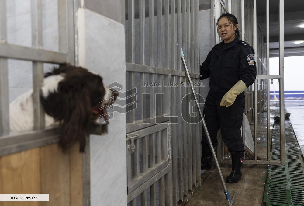 CHINA-XINJIANG-ALATAW PASS-BORDER INSPECTION OFFICIALS (CN)