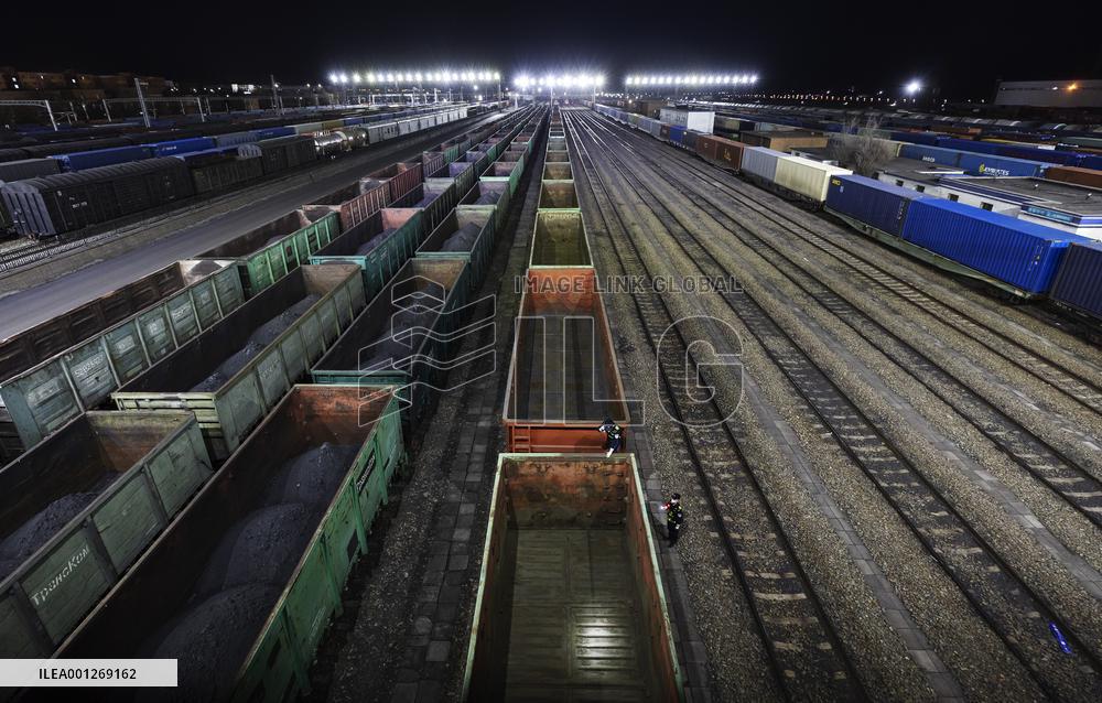 CHINA-XINJIANG-ALATAW PASS-BORDER INSPECTION OFFICIALS (CN)