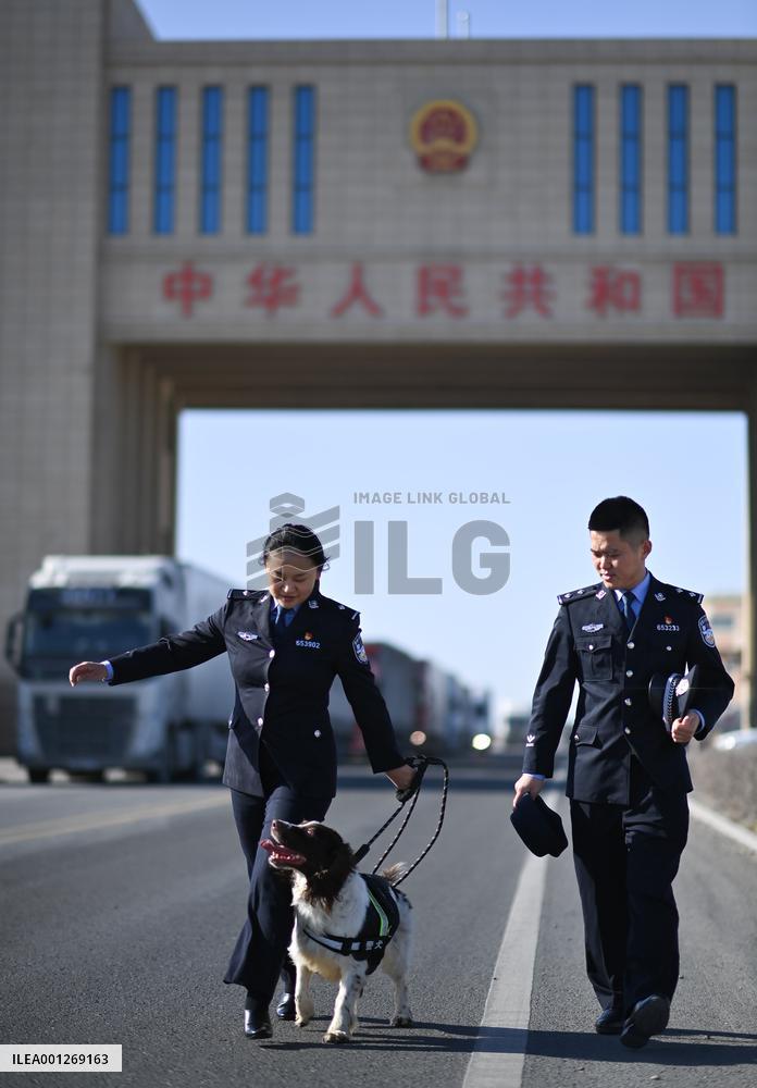 CHINA-XINJIANG-ALATAW PASS-BORDER INSPECTION OFFICIALS (CN)