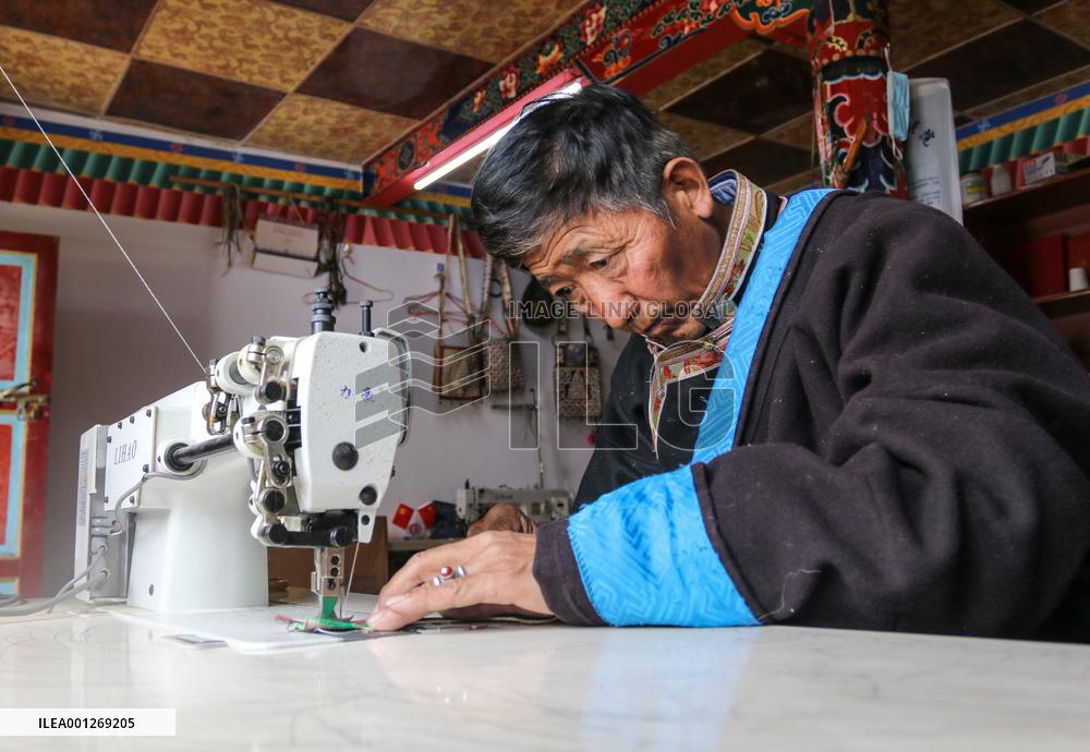 (InTibet) CHINA-TIBET-HORSE BAG-CRAFTSMAN (CN)