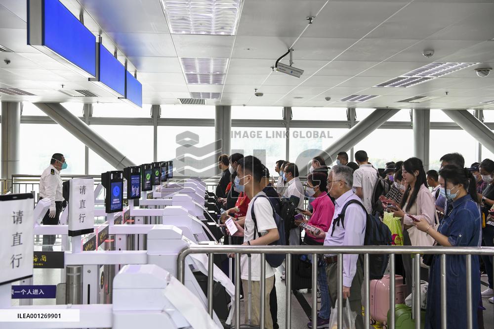 CHINA-GUANGDONG-SHENZHEN-LUOHU PORT (CN)